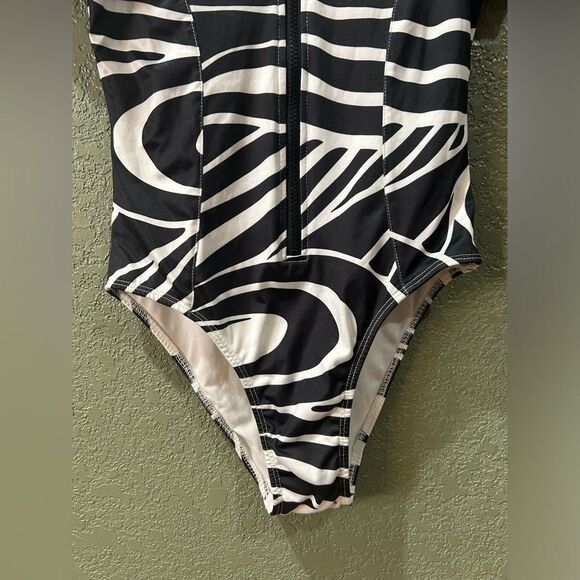 Pretty Little Thing Size 6 Full Body Swim Suit - Picture 2 of 8